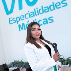 profissional na recepção da clínica, pronto para atendimento